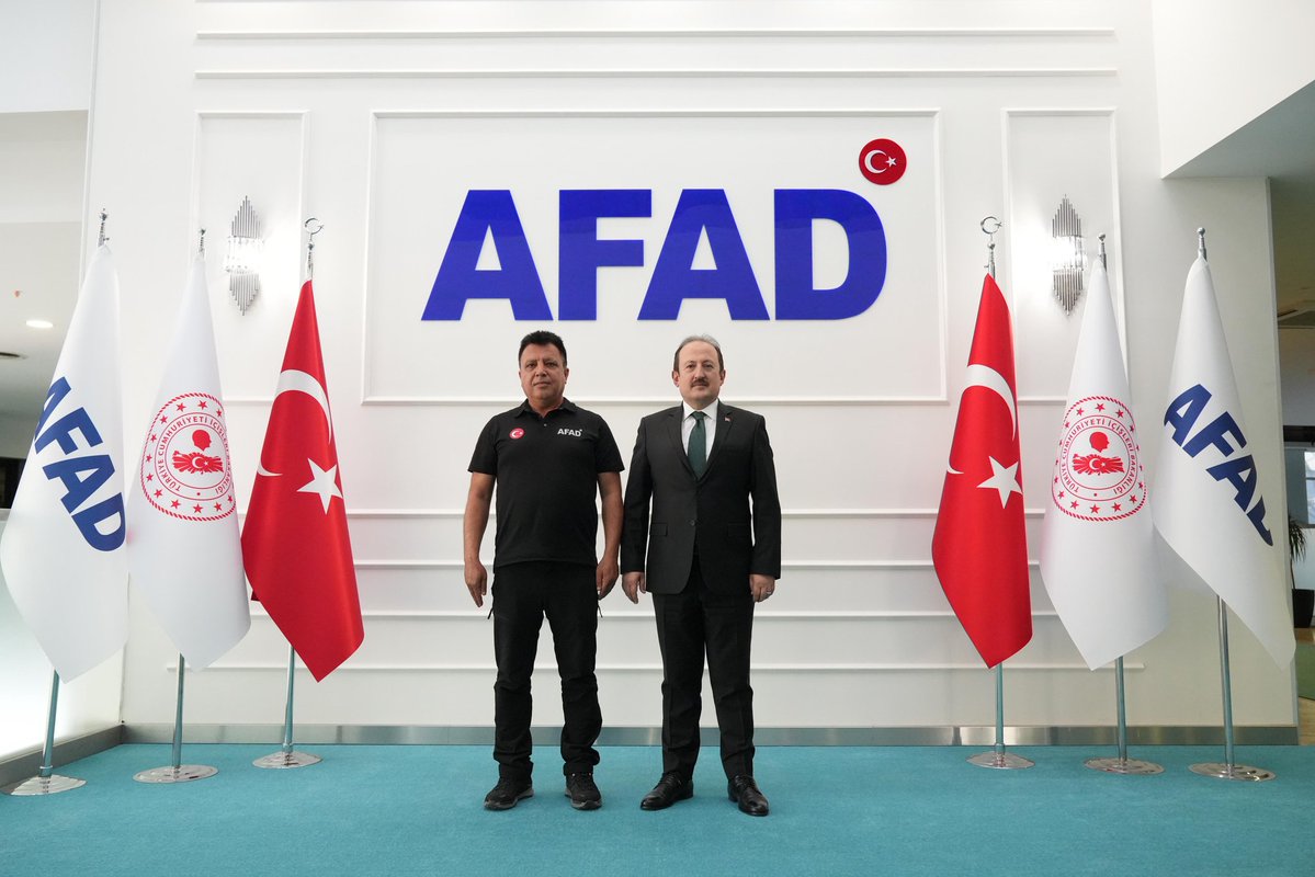 afad_yalova's tweet photo. İl AFAD Müdürümüz Sayın Cem ERDOĞAN, AFAD Başkanımız Vali Ali Hamza Pehlivan’ı makamında ziyaret etti. Ziyarette, Yalova ilimizde yürütülen çalışmalara ilişkin AFAD Başkanımıza bilgi arz edilerek değerlendirme ve talimatları alındı.
@AFADBaskanlik 
@yalovavaliligi 
@cerdogan76 https://t.co/jadogEhN1Q