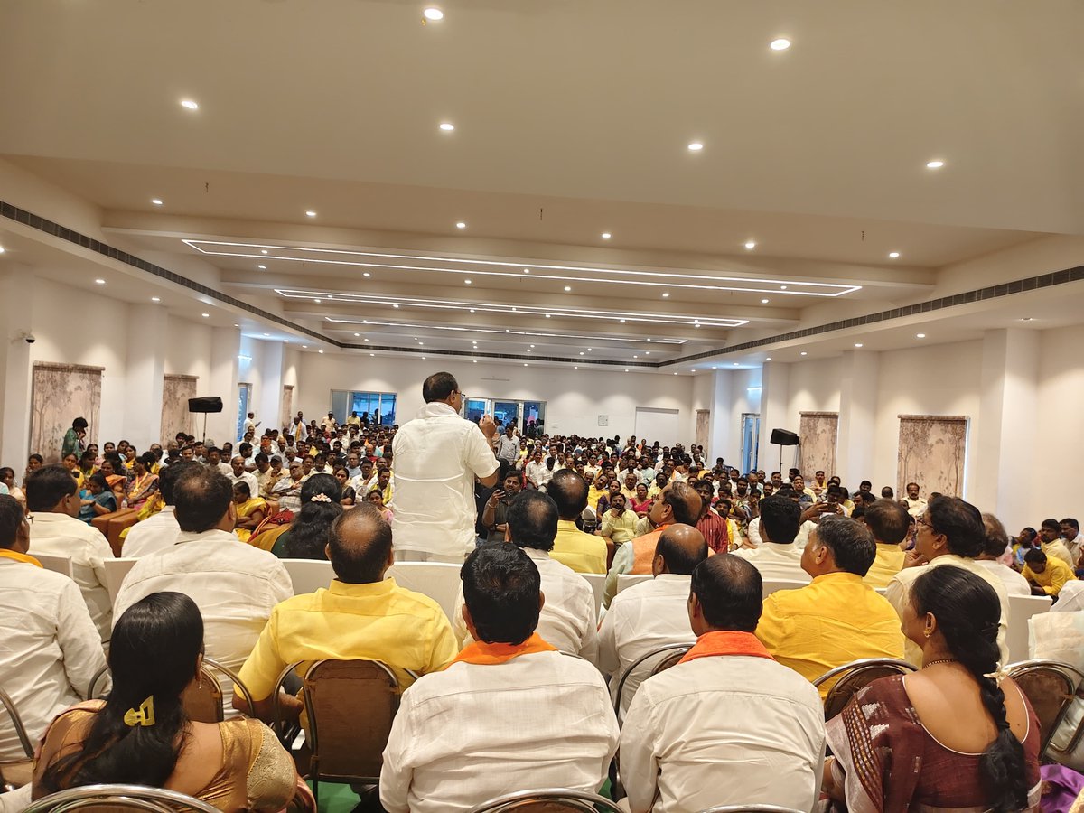 TataraoKona's tweet photo. కూటమి ప్రభుత్వం ఏర్పడి రెండేళ్లు పూర్తయిన సందర్భంగా ఈ రోజు చిన్న గంట్యాడ, కనితి రోడ్డులోని గాజువాక క్లబ్ వేదికగా నిర్వహించిన కూటమి పార్టీల ఆత్మీయ సమావేశంలో గౌరవ శాసనసభ్యులు, ఆంధ్రప్రదేశ్ తెలుగుదేశం పార్టీ రాష్ట్ర అధ్యక్షులు శ్రీ పల్లా శ్రీనివాసరావు @Pallasrinivas4u గారు, డీసీసీబీ చైర్మన్, జనసేన పార్టీ పీఏసీ సభ్యులు మరియు గాజువాక జనసేన ఇన్‌చార్జ్ శ్రీ కోన తాతారావు గారు, బీజేపీ గాజువాక ఇన్‌చార్జ్ శ్రీ కరణం రెడ్డి నరసింహారావు గారు పాల్గొన్నారు.

ఈ సందర్భంగా శ్రీ కోన తాతారావు గారు మాట్లాడుతూ, కూటమి ప్రభుత్వం గత రెండేళ్లలో రాష్ట్ర అభివృద్ధి, సంక్షేమం మరియు సుపరిపాలన దిశగా ఎన్నో చారిత్రాత్మక నిర్ణయాలు తీసుకుందని పేర్కొన్నారు. ముఖ్యమంత్రి శ్రీ నారా చంద్రబాబు నాయుడు గారు, ఉప ముఖ్యమంత్రి శ్రీ పవన్ కళ్యాణ్ గారి నాయకత్వంలో ప్రజలకు ఇచ్చిన హామీలను అమలు చేస్తూ అన్ని వర్గాల సంక్షేమానికి ప్రభుత్వం కట్టుబడి పనిచేస్తోందన్నారు. రాష్ట్ర ప్రగతి, యువతకు ఉపాధి అవకాశాలు, మహిళా సాధికారత మరియు మౌలిక వసతుల అభివృద్ధికి కూటమి ప్రభుత్వం నిరంతరం కృషి చేస్తోందని తెలిపారు.

ఈ కార్యక్రమంలో కూటమి పార్టీల మాజీ కార్పొరేటర్లు, నాయకులు, డైరెక్టర్లు, వార్డు అధ్యక్షులు, మరియు వీర మహిళలు పెద్ద సంఖ్యలో పాల్గొన్నారు.

@narendramodi @ncbn @PawanKalyan @JanaSenaParty @JaiTDP @BJP4Andhra 

#2YearsOfNDAGovt #VijayotsavaSabha #Gajuwaka