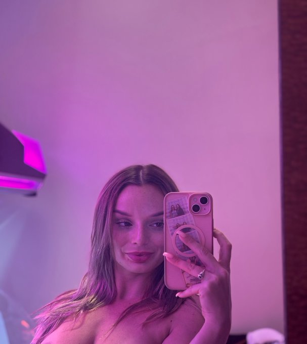 𝙿𝙸𝚇𝙰𝚁 𝙼𝙾𝙼 ↠ Free OF - 1 pic. you know you wanna https://t.co/D2o3MCOPuP