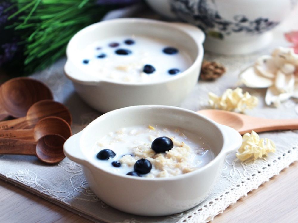 olab61490's tweet photo. Just polished off a warm homemade bowl of oatmeal with fresh blueberries and a dash of honey—perfect cozy weekday breakfast https://t.co/oFdRpQiDvS