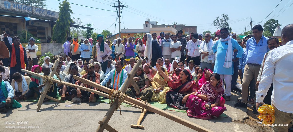 ChhanniExmla's tweet photo. सेवा सहकारी समिति पैलीमेटा में 1500 क्विंटल धान की चोरी,किसानों को ऋण व खाद न देने के विरोध में किसानों ने चक्काजाम कर दिया,दौरा कार्यक्रम के दौरान आंदोलनरत किसानों के आव्हान पर उनके समर्थन में पहुंची। @SachinPilot @DeepakBaijINC @Devendra_1925 @TS_SinghDeo @AadeshRawal @MahilaCongress @LambaAlka
