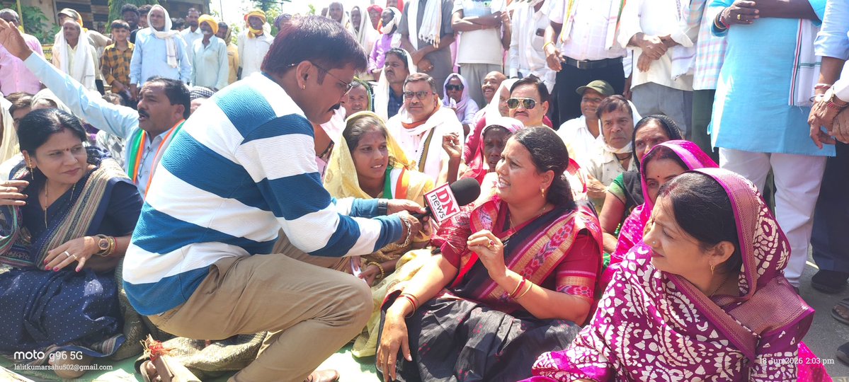 ChhanniExmla's tweet photo. सेवा सहकारी समिति पैलीमेटा में 1500 क्विंटल धान की चोरी,किसानों को ऋण व खाद न देने के विरोध में किसानों ने चक्काजाम कर दिया,दौरा कार्यक्रम के दौरान आंदोलनरत किसानों के आव्हान पर उनके समर्थन में पहुंची। @SachinPilot @DeepakBaijINC @Devendra_1925 @TS_SinghDeo @AadeshRawal @MahilaCongress @LambaAlka