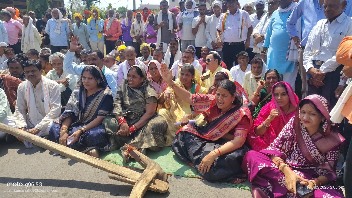 ChhanniExmla's tweet photo. सेवा सहकारी समिति पैलीमेटा में 1500 क्विंटल धान की चोरी,किसानों को ऋण व खाद न देने के विरोध में किसानों ने चक्काजाम कर दिया,दौरा कार्यक्रम के दौरान आंदोलनरत किसानों के आव्हान पर उनके समर्थन में पहुंची। @SachinPilot @DeepakBaijINC @Devendra_1925 @TS_SinghDeo @AadeshRawal @MahilaCongress @LambaAlka