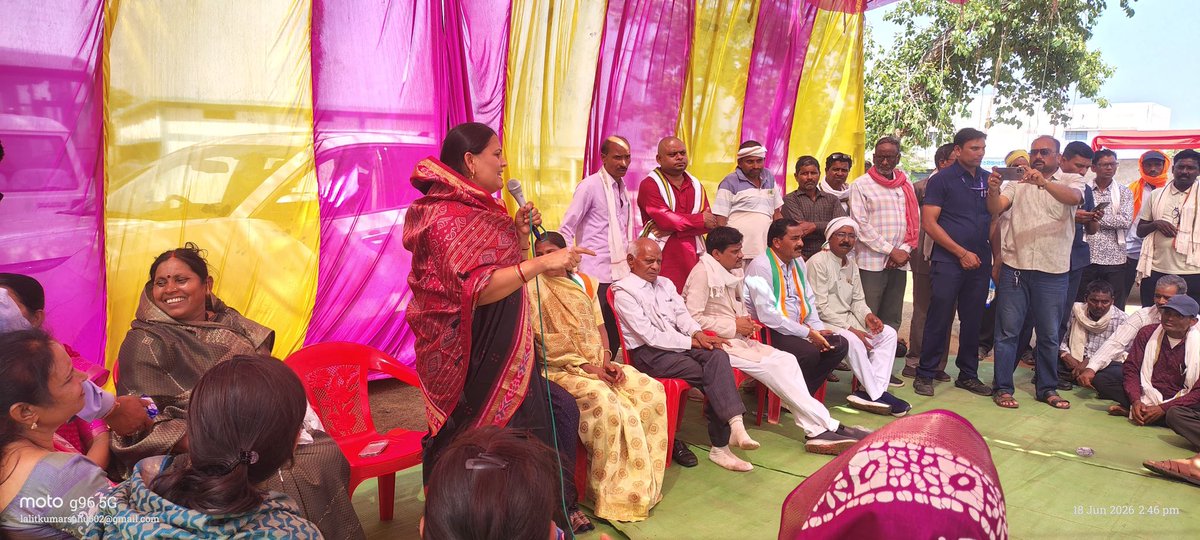 ChhanniExmla's tweet photo. सेवा सहकारी समिति पैलीमेटा में 1500 क्विंटल धान की चोरी,किसानों को ऋण व खाद न देने के विरोध में किसानों ने चक्काजाम कर दिया,दौरा कार्यक्रम के दौरान आंदोलनरत किसानों के आव्हान पर उनके समर्थन में पहुंची। @SachinPilot @DeepakBaijINC @Devendra_1925 @TS_SinghDeo @AadeshRawal @MahilaCongress @LambaAlka