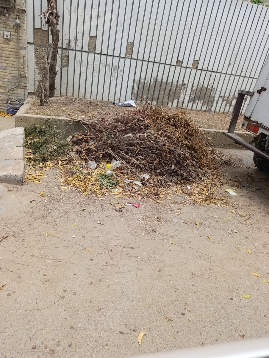 decentsilk's tweet photo. @sswmb kindly send someone to pick up the garbage in front of House
 D 89 &amp; D-90 Block 4 F.B Area, Gulberg Town . It's been lying since 3 days. Thank you . https://t.co/fQuzDOOAyj