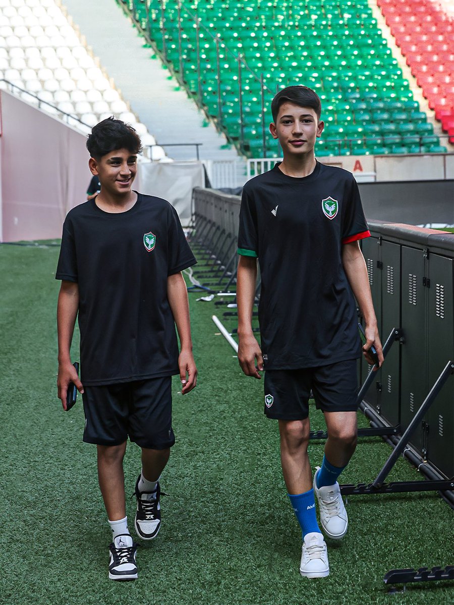 AmedsporAkademi's tweet photo. Amedspor Akademi seçmeleri sonucunda belirlenen aday sporcularımızın kamp programı, üçüncü gününde tüm heyecanıyla devam etti.

Aday sporcularımız, antrenman öncesi teknik ekibimiz eşliğinde Diyarbakır Stadyumu’nu gezdi. https://t.co/r7NwiuFfgj