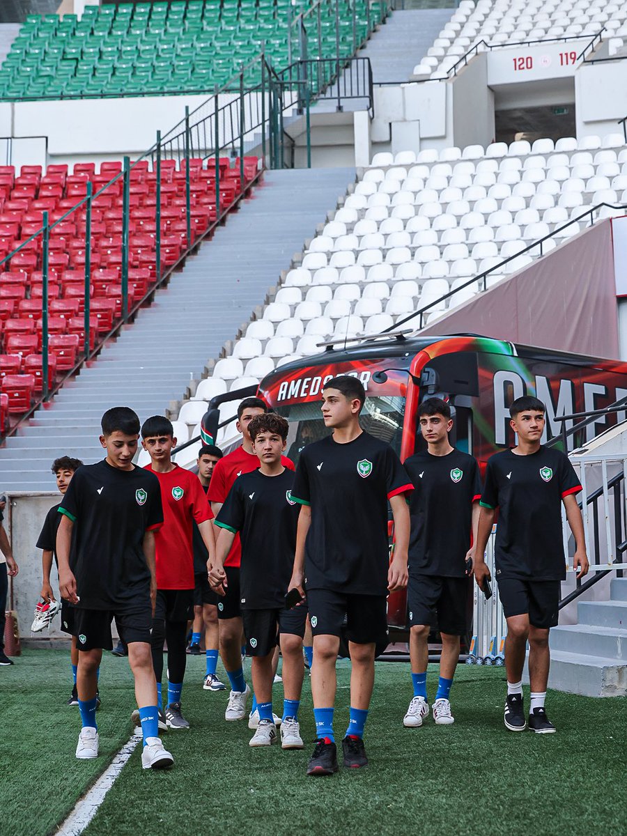 AmedsporAkademi's tweet photo. Amedspor Akademi seçmeleri sonucunda belirlenen aday sporcularımızın kamp programı, üçüncü gününde tüm heyecanıyla devam etti.

Aday sporcularımız, antrenman öncesi teknik ekibimiz eşliğinde Diyarbakır Stadyumu’nu gezdi. https://t.co/r7NwiuFfgj