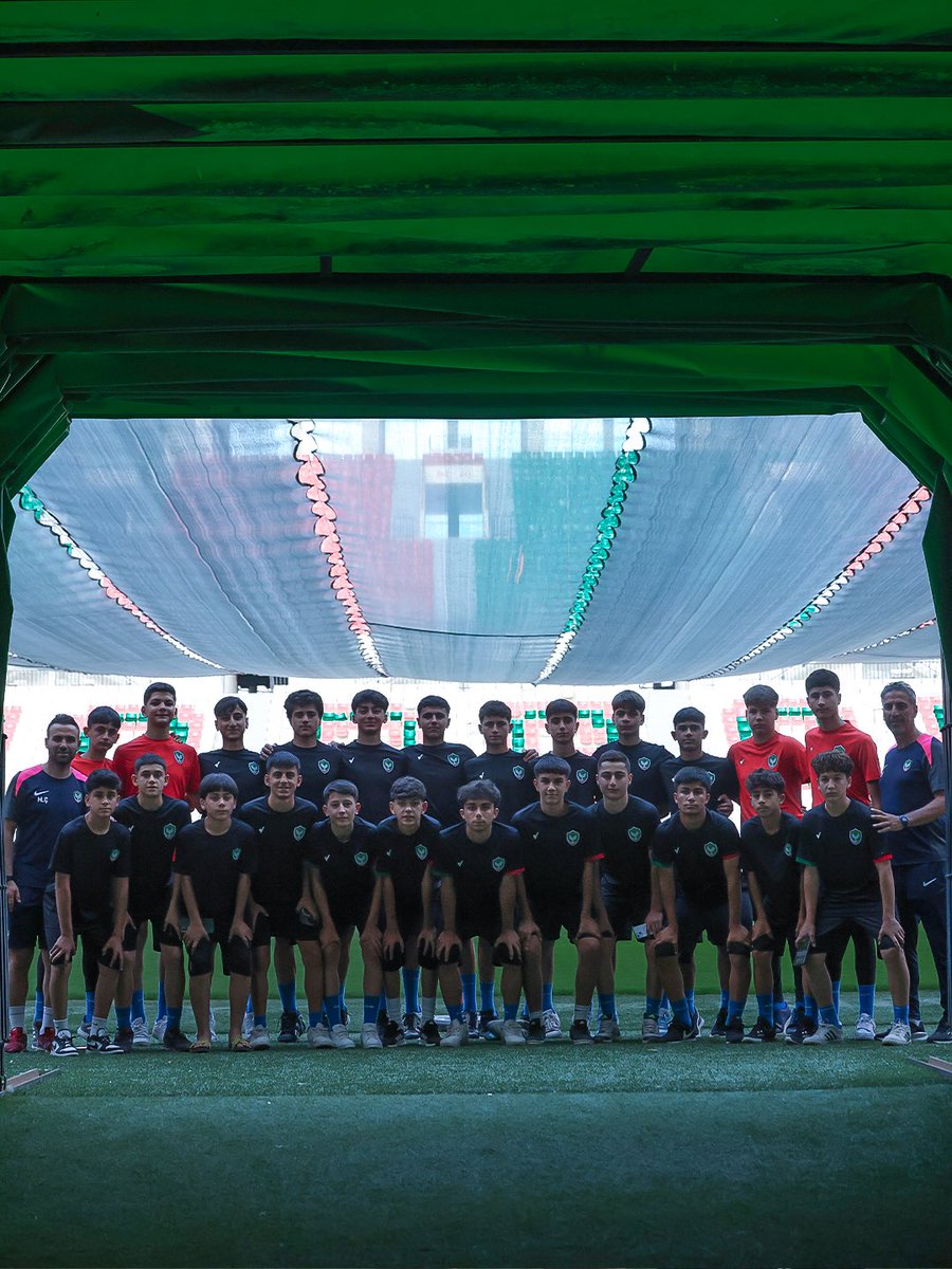 AmedsporAkademi's tweet photo. Amedspor Akademi seçmeleri sonucunda belirlenen aday sporcularımızın kamp programı, üçüncü gününde tüm heyecanıyla devam etti.

Aday sporcularımız, antrenman öncesi teknik ekibimiz eşliğinde Diyarbakır Stadyumu’nu gezdi. https://t.co/r7NwiuFfgj