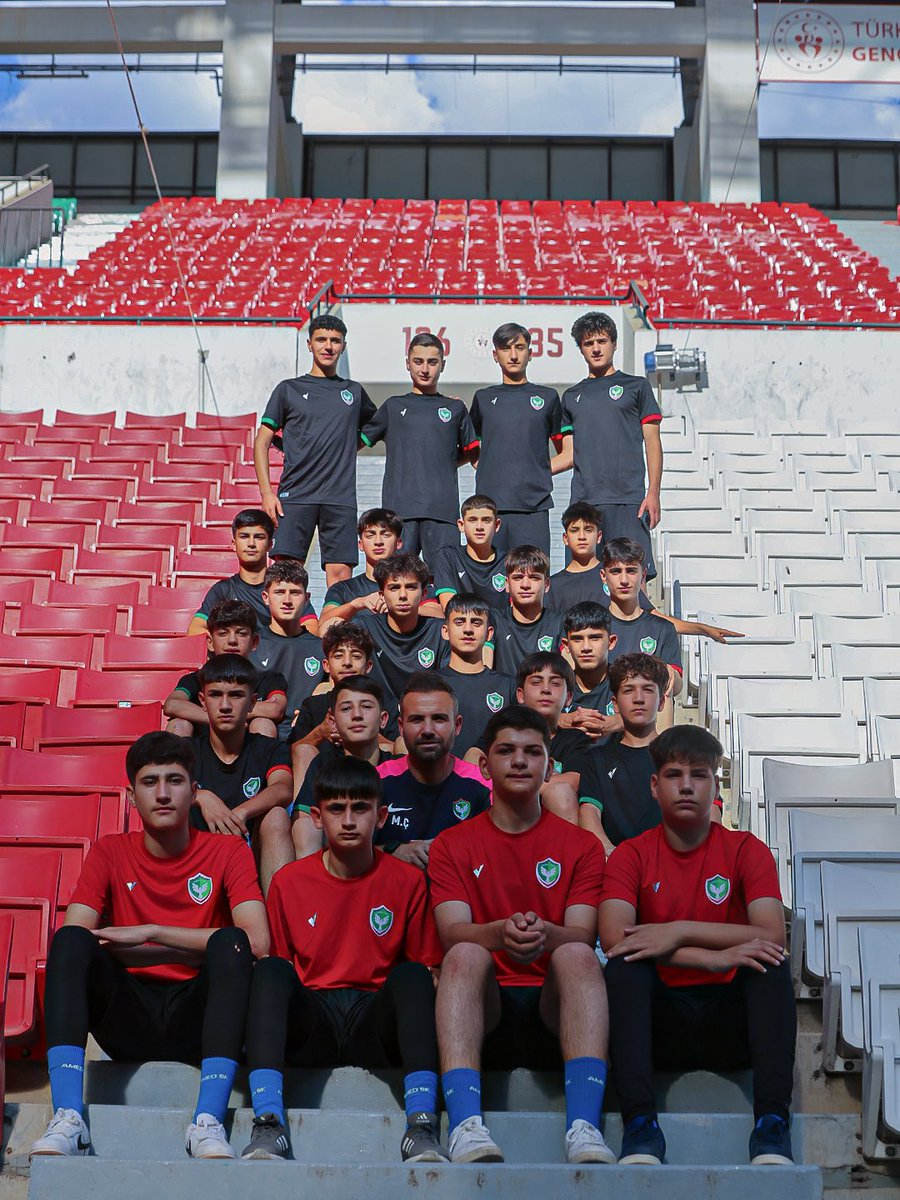 AmedsporAkademi's tweet photo. Amedspor Akademi seçmeleri sonucunda belirlenen aday sporcularımızın kamp programı, üçüncü gününde tüm heyecanıyla devam etti.

Aday sporcularımız, antrenman öncesi teknik ekibimiz eşliğinde Diyarbakır Stadyumu’nu gezdi. https://t.co/r7NwiuFfgj