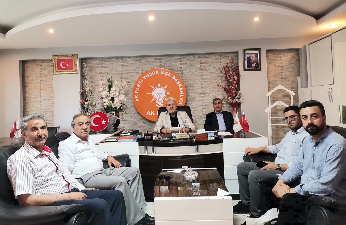 umitkanan72's tweet photo. 📍 AK Parti Tuşba İlçe Başkanlığı

Bugün ilçe başkanlığımızda, partimizin kurucularından kıymetli büyüklerimiz Salih Eşme ve Çetin Karaduman ile Yaylıyaka Mahallesi Muhtarımız Enis Koltaş’ı ağırladık.

AK Parti’mizin değerli üyeleri olan dava arkadaşlarımıza, Cumhurbaşkanımız Sayın Recep Tayyip Erdoğan’ın selamlarını ileterek teşekkür belgelerini takdim ettik.

Nazik ziyaretleri ve partimize verdikleri destekten dolayı kendilerine teşekkür ediyor, çalışmalarında başarılar diliyorum.

#AKPartiTuşba #TürkiyeYüzyılı  #DurmakYokYolaDevam

@ahmetbuyukgumus @mustafaalkayis @Recep_ayd25 @K_Turkmenoglu_V @Burhan_Kayaturk @ArvasAbdulahat  @serdaraysan65 

@akparti @AKGMTeskilat @akpartivan @vanaktusba
