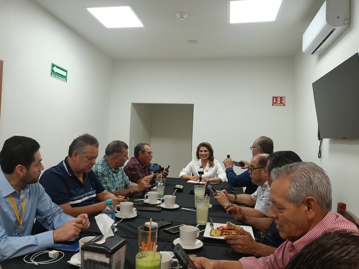 feroropeza20's tweet photo. En sesión extraordinaria de la mesa @Corsas2 la Senadora @LoreniaValles_ es la invitada de honor https://t.co/5U0fcTLFUa