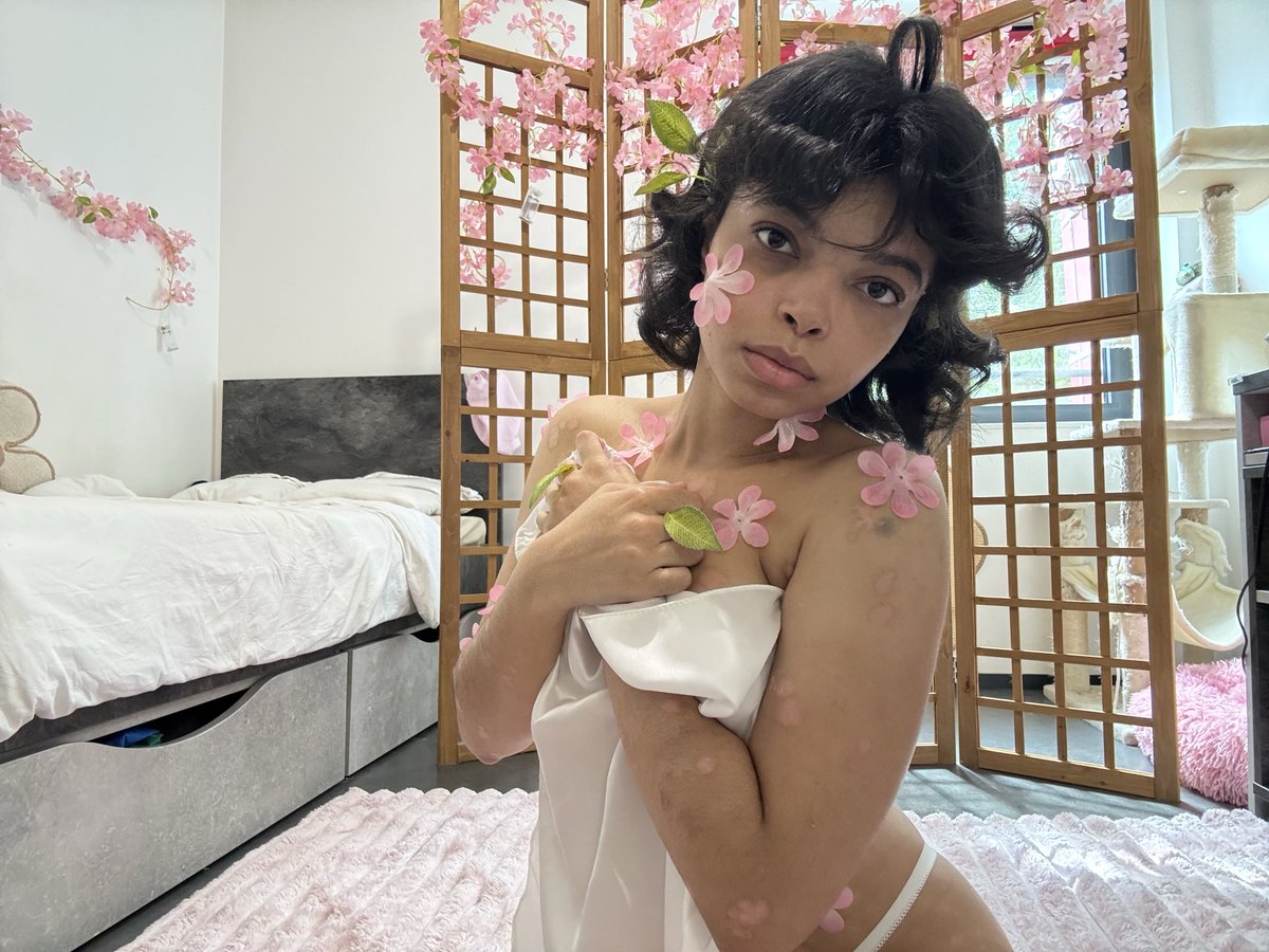 mikesewix's tweet photo. A new me ? 🌸 https://t.co/GxMUuW0R2C
