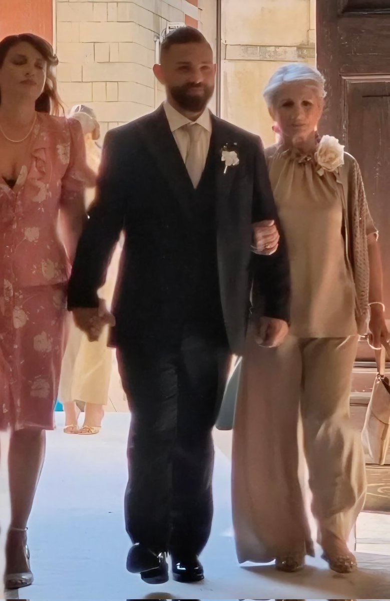 real_apm01's tweet photo. Emma, insieme alla mamma Maria, accompagna il fratello Checco all'altare nel giorno del suo matrimonio. ❤️ https://t.co/72FHtB627B