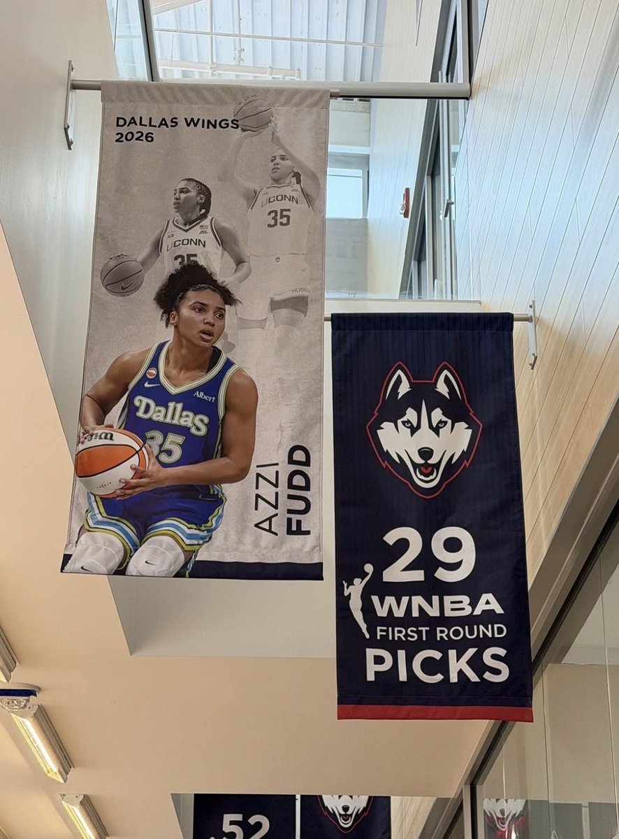 bueckers__'s tweet photo. her dream come true 🥹💙 https://t.co/2G8chc5Niu