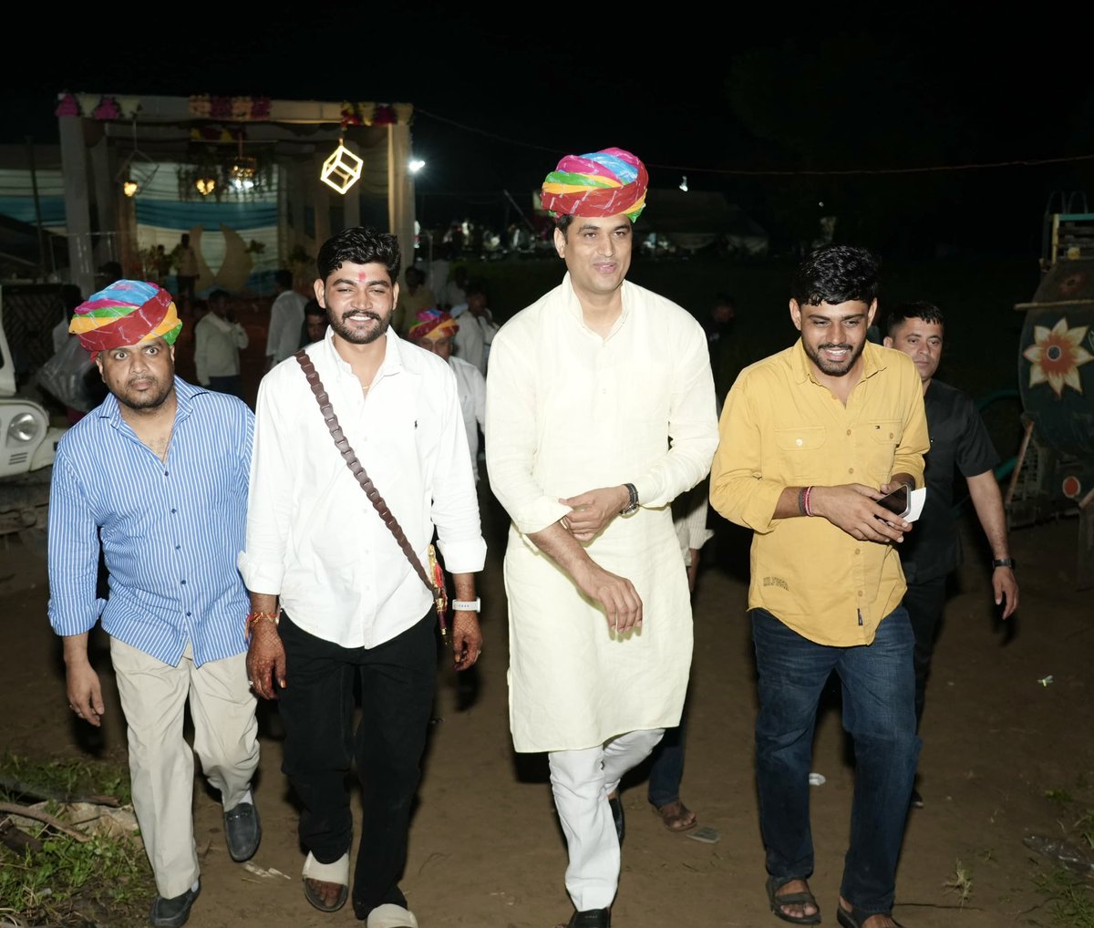 DrVikasAjmer's tweet photo. आज रूपनगढ़ तहसील की मालियों की ढाणी पहुँच कर श्री रोडू जी माली, श्री गिरधारी जी, श्री गोविंद सांखला जी के परिवार में आयोजित वैवाहिक कार्यक्रम में शामिल होकर उन्हें शुभकामनाएं दी। https://t.co/FPkGRA2Mee
