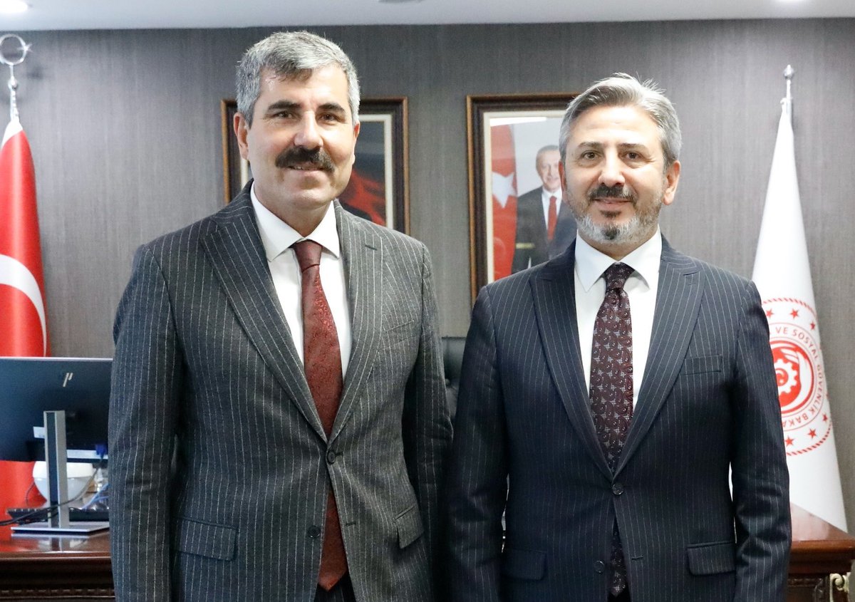 Feyat_ASYA's tweet photo. Çalışma ve Sosyal Güvenlik Bakan Yardımcımız Sayın @AhmetAYDIN_02’ı makamında ziyaret ederek verimli bir sohbet gerçekleştirme fırsatı bulduk. Misafirperverlikleri ve nazik kabullerinden dolayı Sayın Bakanımıza teşekkür ediyor, çalışmalarında başarılar diliyorum. https://t.co/5FTzcUuqqW