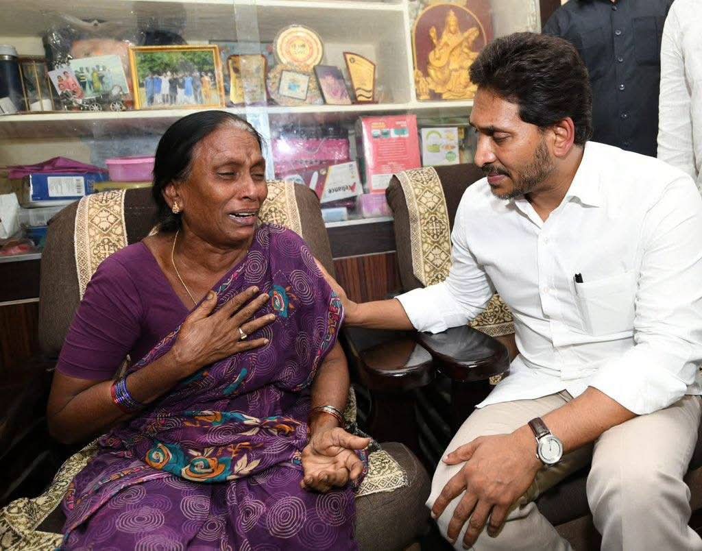 Reddy6677's tweet photo. రాష్ట్రంలో ఏ తల్లికి కష్టం వచ్చినా ఓదార్చడానికి మొదటగా అక్కడ వుండేది జగనన్నే 🙏🥹 https://t.co/wx4JXvlZSD