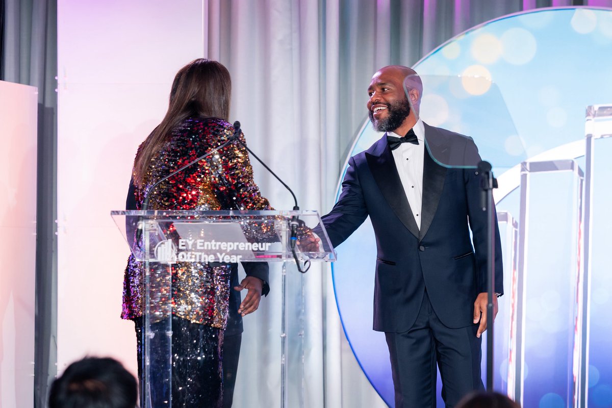 solofunds's tweet photo. This week, our founders @travisholoway and @rodneybwilliams were recognized as EY Entrepreneur of the Year finalists.

None of this happens without the members who show up for each other every day. Thank you to everyone who’s been on this journey with us. https://t.co/ZIkjE8XrXC
