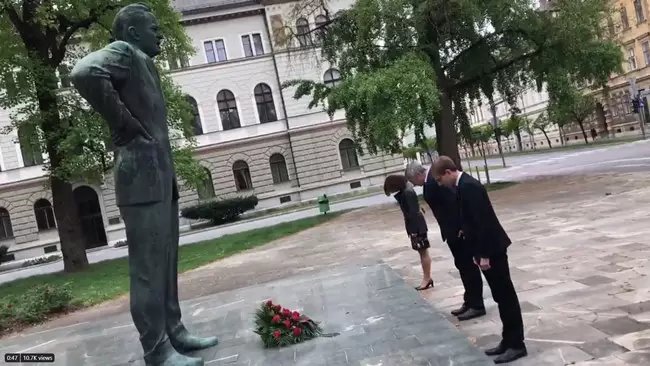 BrankoGrimsX1's tweet photo. Zakon, ki določa dostojen pokop žrtev povojnih socialističnih zločinov velja in vse priznanje koaliciji za ta zakon. 
Toda levičarji še vedno hočejo na vse načine preprečiti dostojen pokop žrtev teh zločinov (ki še vedno ležijo v vrečah); pa tudi pietetnemu spominu na žrtve z državnim praznikom. Zločincem se pa klanjajo in jih slavijo. Očitno netenje razkola z nepietetnim hujskaštvom in sovraštvom še 80 let po zločinih... .Ocitno protiustavno in v nasprotju z vrednotami Evropske civilizacije. Vsem tem v premislek temeljna civilizacijska modrost: "Pieteta - spoštljiv odnos do vseh mrtvih - je tisto, kar loči človeka od živali!" 🇸🇮