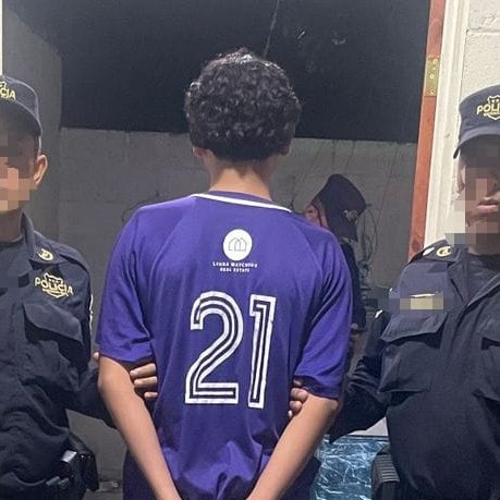 FGR_SV's tweet photo. #Narcotráfico | La @FGR_SV y @PNCSV ejecutaron allanamiento en Lourdes Colón, La Libertad Oeste, logrando la captura de Diego Emmanuel Sorto y un menor de 14 años, vinculados con la comercialización de diferentes tipos de droga en la zona.

Durante el operativo se les incautó: 
➡️ Diferentes cantidades de marihuana, cocaína y metanfetaminas.
➡️ Una báscula electrónica
➡️ Una máquina selladora
➡️ Dinero en efectivo.

Ambos serán puestos a la orden de los tribunales competentes en los próximos días.