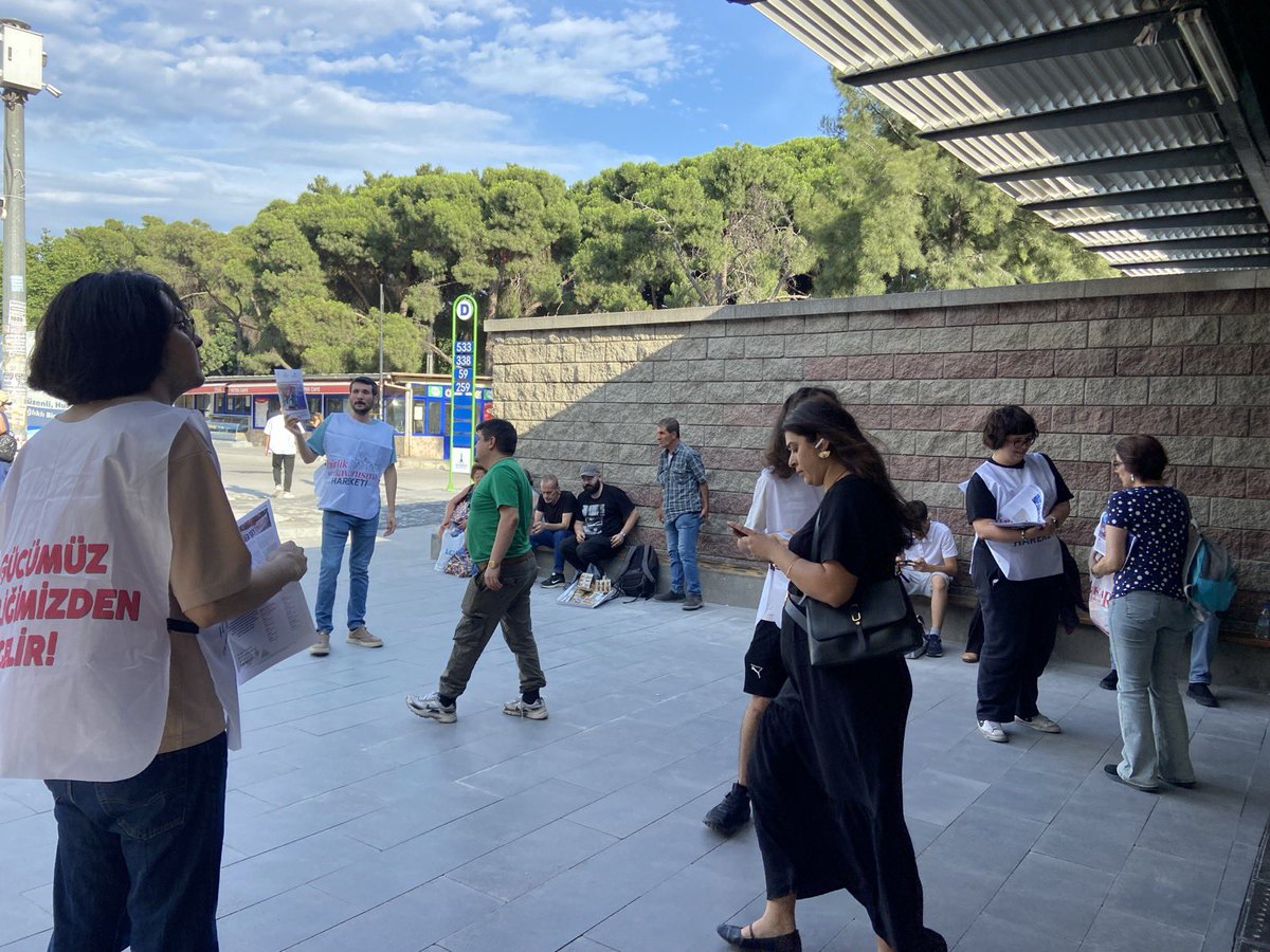 bdninsesi_'s tweet photo. İzmir Bornova ve Buca’da Birlik ve Dayanışma Gazetesi'nin 11. sayısını emekçilere ulaştırdık.

İzmir’de emekçileri bu hafta sonu gerçekleştireceğimiz buluşmalara davet ediyoruz.

Bornova 20 Haziran Cumartesi 18.00 Büyükpark Down Kafe

Buca 21 Haziran Pazar 17.30 Dudes Kafe https://t.co/rep5cvrGHC