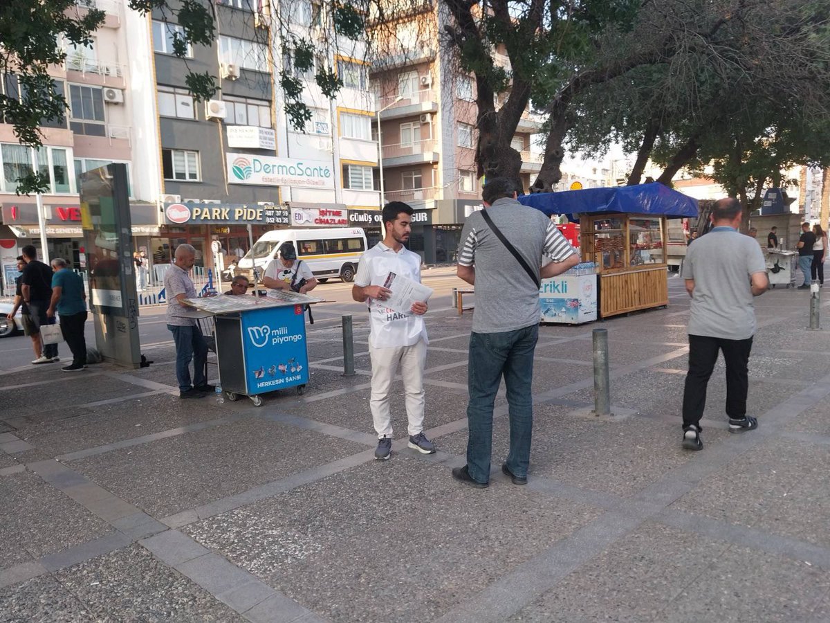 bdninsesi_'s tweet photo. İzmir Bornova ve Buca’da Birlik ve Dayanışma Gazetesi'nin 11. sayısını emekçilere ulaştırdık.

İzmir’de emekçileri bu hafta sonu gerçekleştireceğimiz buluşmalara davet ediyoruz.

Bornova 20 Haziran Cumartesi 18.00 Büyükpark Down Kafe

Buca 21 Haziran Pazar 17.30 Dudes Kafe https://t.co/rep5cvrGHC