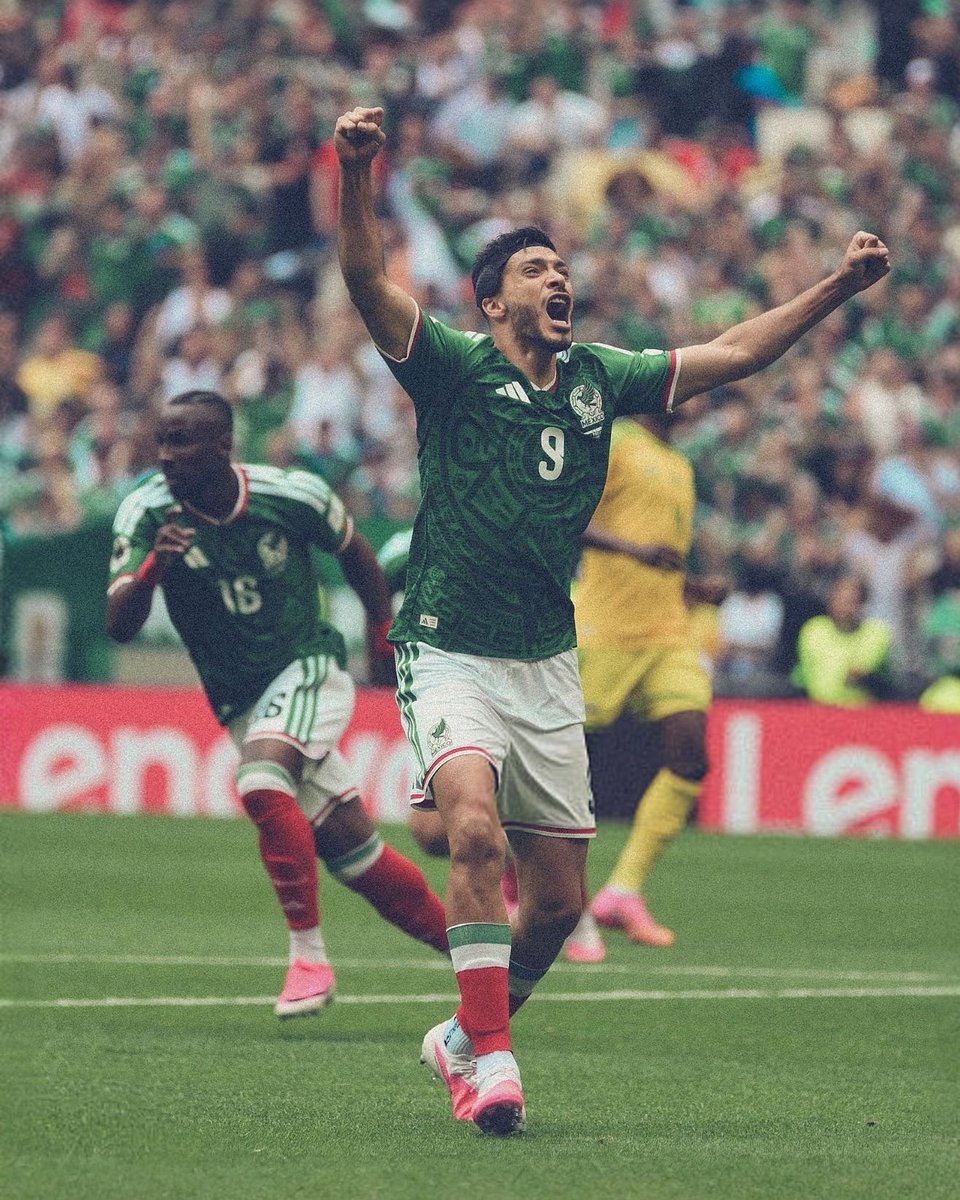 tudimebeto's tweet photo. Ufffff no había visto esta fotografía de Raúl Jiménez y Julián Quiñones🇲🇽❤️

Hoy gana México cabrones✨ https://t.co/0D1vWiybhm