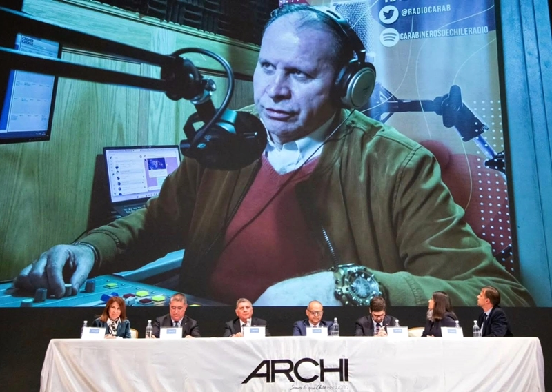 AoLaonline's tweet photo. Destacado locutor andino Christian Gordon Díaz fue reconocido por Archi como Personaje Radial 👏👏https://t.co/oSRwyJsklh a través de @AoLaonline https://t.co/dYy12KL9WC