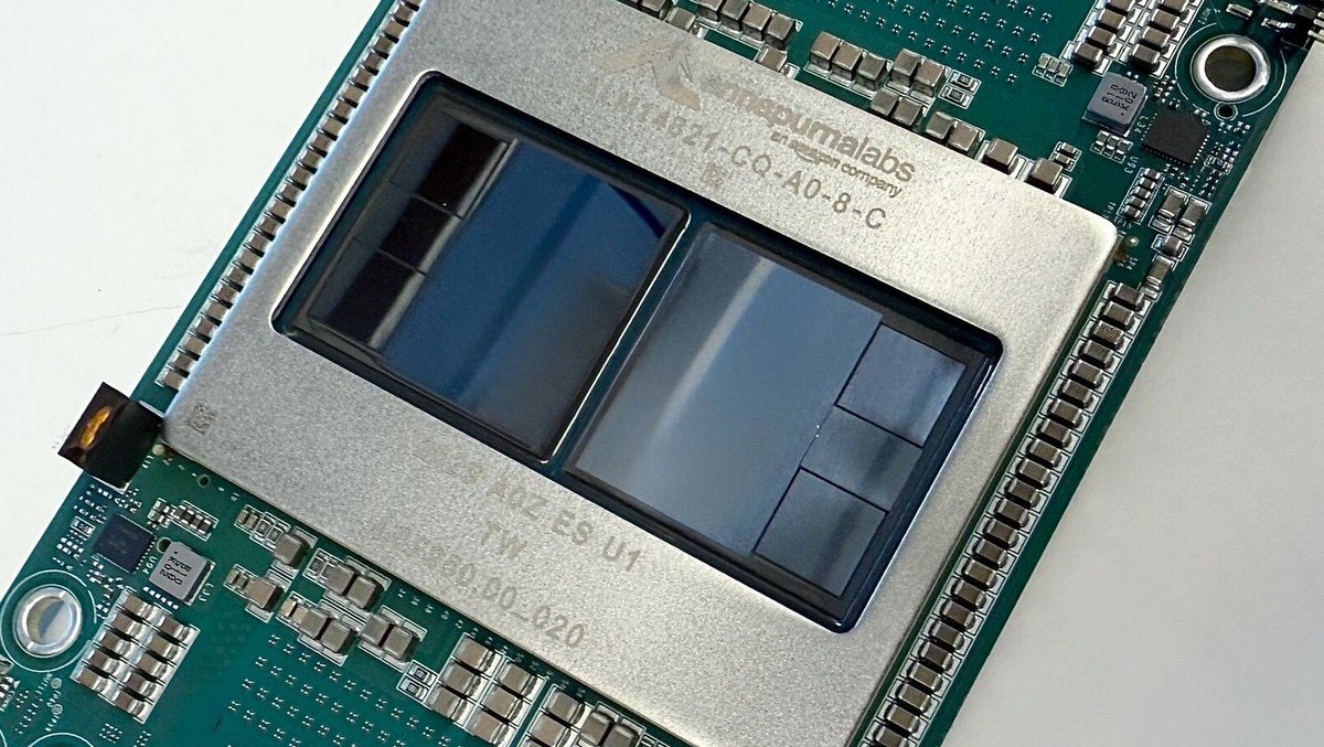 TheAnalystDE's tweet photo. $AMZN Amazon erwägt laut Bloomberg, seine selbst entwickelten KI-Chips erstmals auch an externe Rechenzentrumsbetreiber zu verkaufen und damit über die eigene Cloud hinauszugehen, um im KI-Infrastrukturmarkt direkter gegen $NVDA Nvidia anzutreten.

KI-Chef Peter DeSantis betonte, dass sich die Infrastruktur extrem schnell weiterentwickle und Amazon aktiv nach Wegen suche, deutlich mehr Kunden zu erreichen.