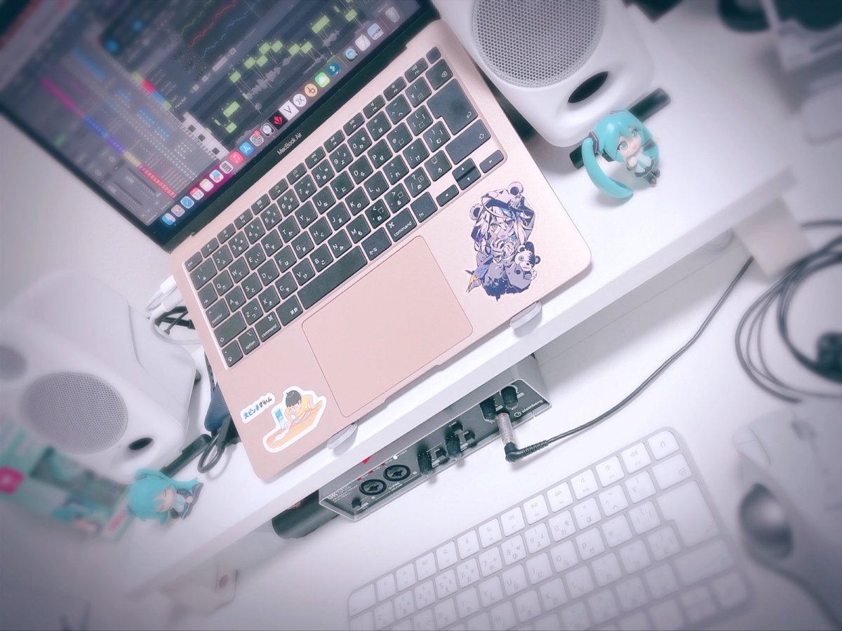 ma10i_tk's tweet photo. #平均的ボカロPの制作環境

楽器類まで映せる程の広い部屋じゃないです😇

MIDIキーボードもあまり使わないので基本マウスで打ち込んで作るスタイル👨‍💻 https://t.co/9xd2ZmP1fA