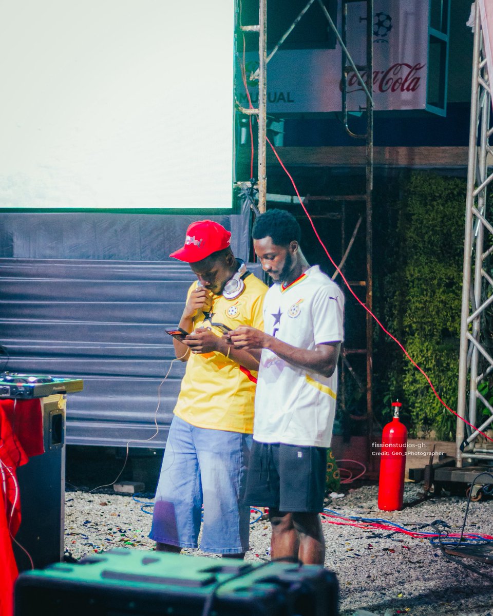 Gen_zphotog's tweet photo. But @djphantomgh bi hard ooo😹😹after the goal nooor, weh he spoil der https://t.co/Tk2Ybseu4F