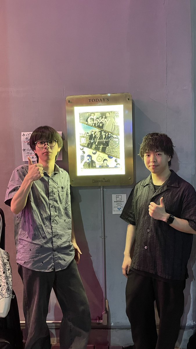 kuchiatama4kaku's tweet photo. はやいもので、昨日でCloudy初ライブのFlowers Loftからちょうど一年が経ちました！
皆様のおかげでございます。
二年目もかっこいいギター弾きますので何卒応援よろしくお願いします！！

ところで誰だこのメガネ https://t.co/iPKqEBIC9S