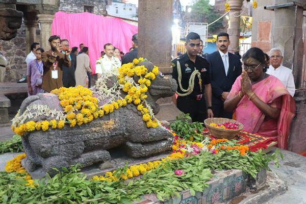 todayindia's tweet photo. राष्ट्रपति श्रीमती मुर्मु ने ओंकारेश्वर तीर्थ और ज्योतिर्लिंग ममलेश्वर के दर्शन कर किया अभिषेक
राष्ट्रपति श्रीमती द्रौपदी मुर्मु ने गुरुवार को म.प्र. यात्रा के पहले दिन तीर्थ नगरी ओंकारेश्वर में ओंकारेश्वर तीर्थ और द्वादश ज्योतिर्लिंग ममलेश्वर के दर्शन 
https://t.co/PaBebECvia https://t.co/W2dK5wMf3S