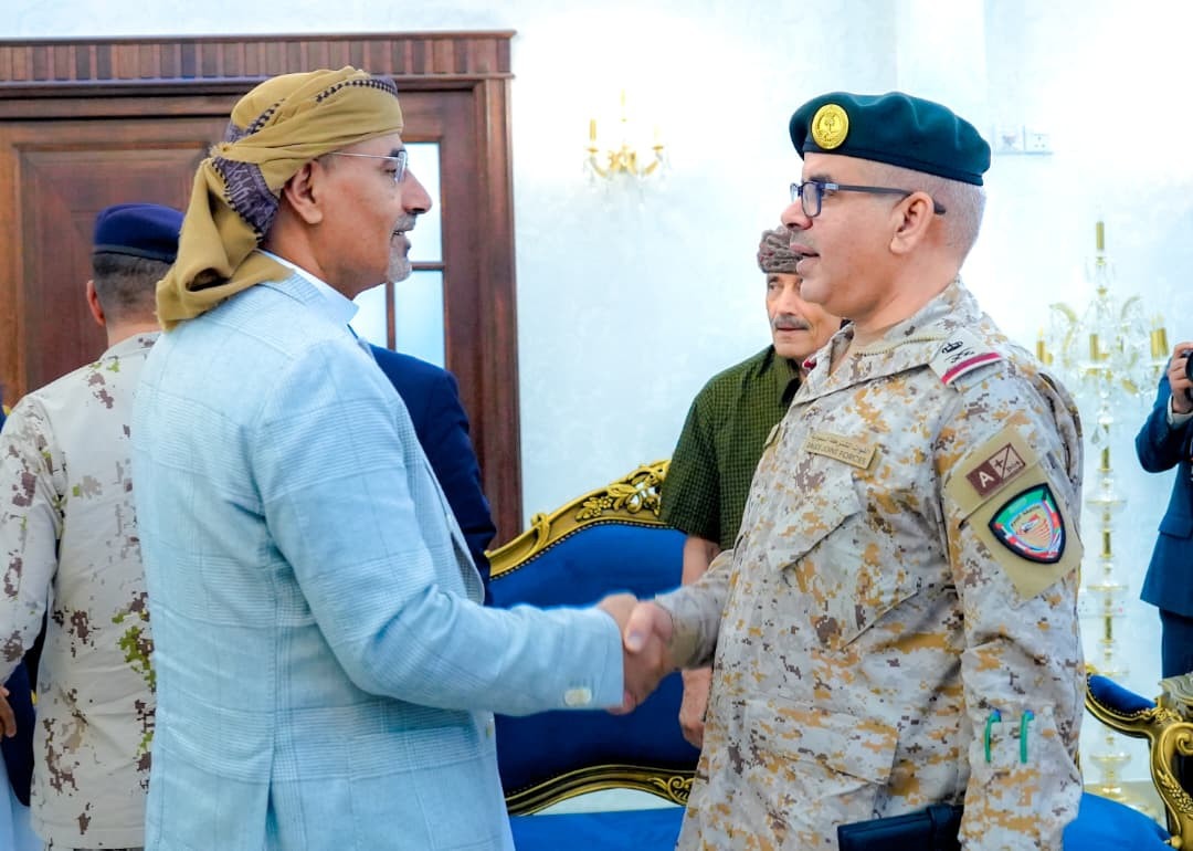 alialabbasi004's tweet photo. تعالوا معي لنعرف ماهي #الخيانة_العظمى بحسب مفهوم اللجنة الخاصة؟

هل التراجع عن قرارات البنك المركزي
وتسليم أربع طائرات للحوثي
خيانة او مش خيانة؟

هل تسليم نهم وصرواح والجوف 
والبيضاء وأجزاء من مأرب
وتسليم مديريات شبوة الثلاث للحوثي 
وخذلان مقاومة حجور
خيانة او مش خيانة؟

هل بيع سلاح التحالف للحوثي 
وتمرير صفقات الغاز من مأرب
وتهريب لأسلحة عبر عمان والمهرة 
الى صنعاء
خيانة او مش خيانة؟

عيدروس الزبيدي كان صادق معكم منذ اليوم الأول، وأقسم اليمين الدستورية بشكل واضح ولم يدعي الحفاظ على وحدة اليمن، او الخضوع لوصاية اللجنة الخاصة السعودية!

 #الجنوب_يرفض_الوصايه_السعوديه
