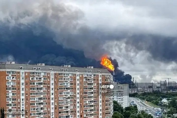 KonsoJean's tweet photo. ‼️🇺🇦🇷🇺ATTAQUE HISTORIQUE SUR LA RUSSIE :

L'Ukraine a lancé ce jeudi une offensive record de 555 drones, dont 180 ont visé Moscou. La raffinerie de pétrole de la capitale a été touchée pour la 2ème fois en une semaine. Ces frappes accentuent les pénuries de carburant russes 🇺🇦 https://t.co/pXJsCMsoLm