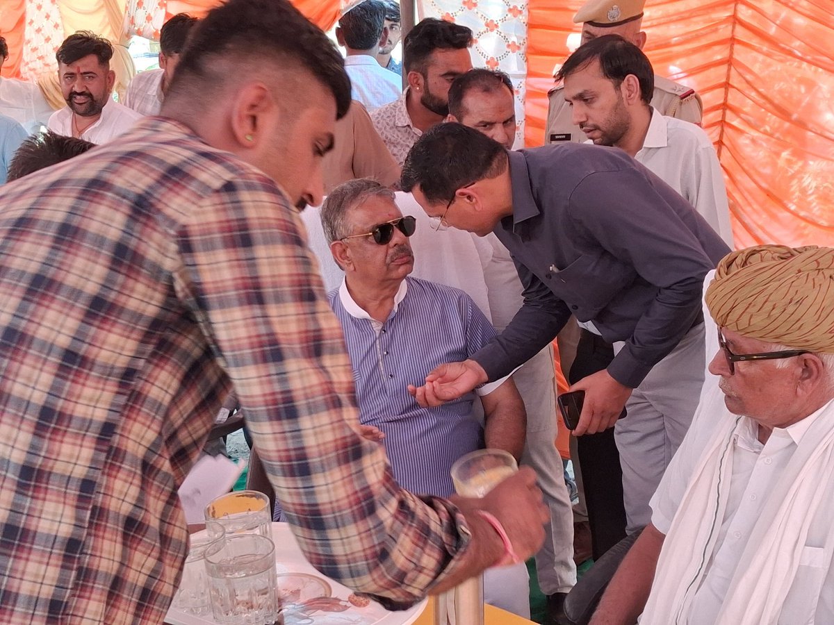 GajendraKhimsar's tweet photo. जनसेवा का संकल्प, समाधान की ओर सशक्त कदम...!

आज लोहावट विधानसभा क्षेत्र के आसरलाई में आयोजित ग्रामीण सेवा शिविर एवं पौधारोपण कार्यक्रम में सहभाग कर शिविर का अवलोकन किया तथा पौधारोपण किया।

इस अवसर पर उपस्थित ग्रामीणों से आत्मीय संवाद कर उनकी समस्याओं एवं सुझावों को सुना तथा संबंधित अधिकारियों को प्रकरणों के त्वरित एवं प्रभावी निस्तारण के निर्देश दिए।

माननीय मुख्यमंत्री श्री भजनलाल जी शर्मा के निर्देशानुसार आयोजित हो ग्रामीण सेवा शिविर शासन की योजनाओं एवं प्रशासनिक सेवाओं को अंतिम छोर तक पहुंचाने का सशक्त माध्यम बन रहे हैं। इन शिविरों के जरिए आमजन को एक ही स्थान पर विभिन्न सेवाओं का लाभ सहजता एवं पारदर्शिता के साथ उपलब्ध हो रहा है।

जनकल्याण, सुशासन और सेवा—यही हमारी प्राथमिकता है। 🌱

#Lohawat #GramSevaShivir #JanSeva #ViksitRajasthan #SuShasan