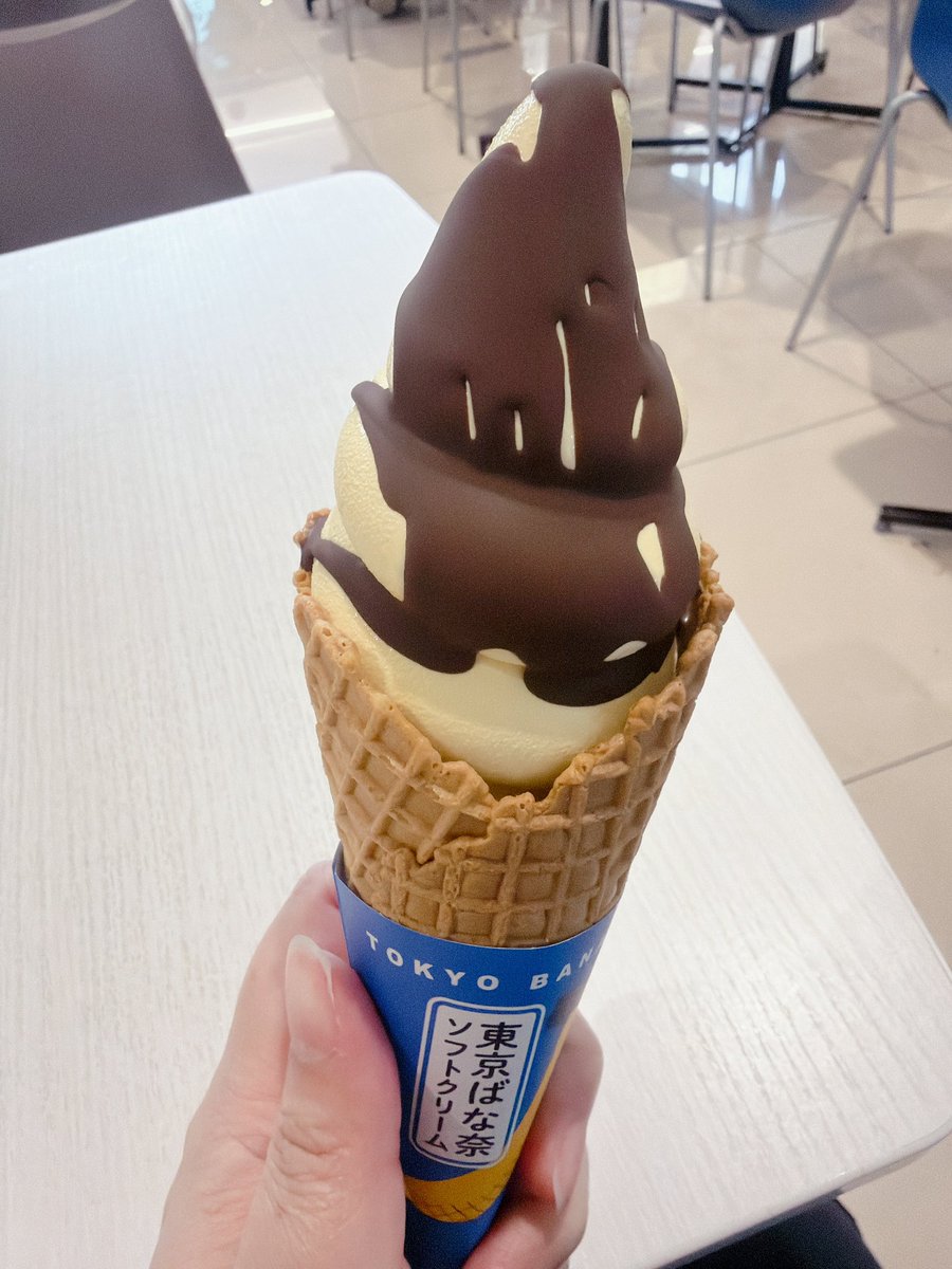 spl_mikais's tweet photo. そしてこれは東京バナナのチョコがけソフト。美味しい(っ˘ڡ˘ς) https://t.co/BWZwUSlG3L