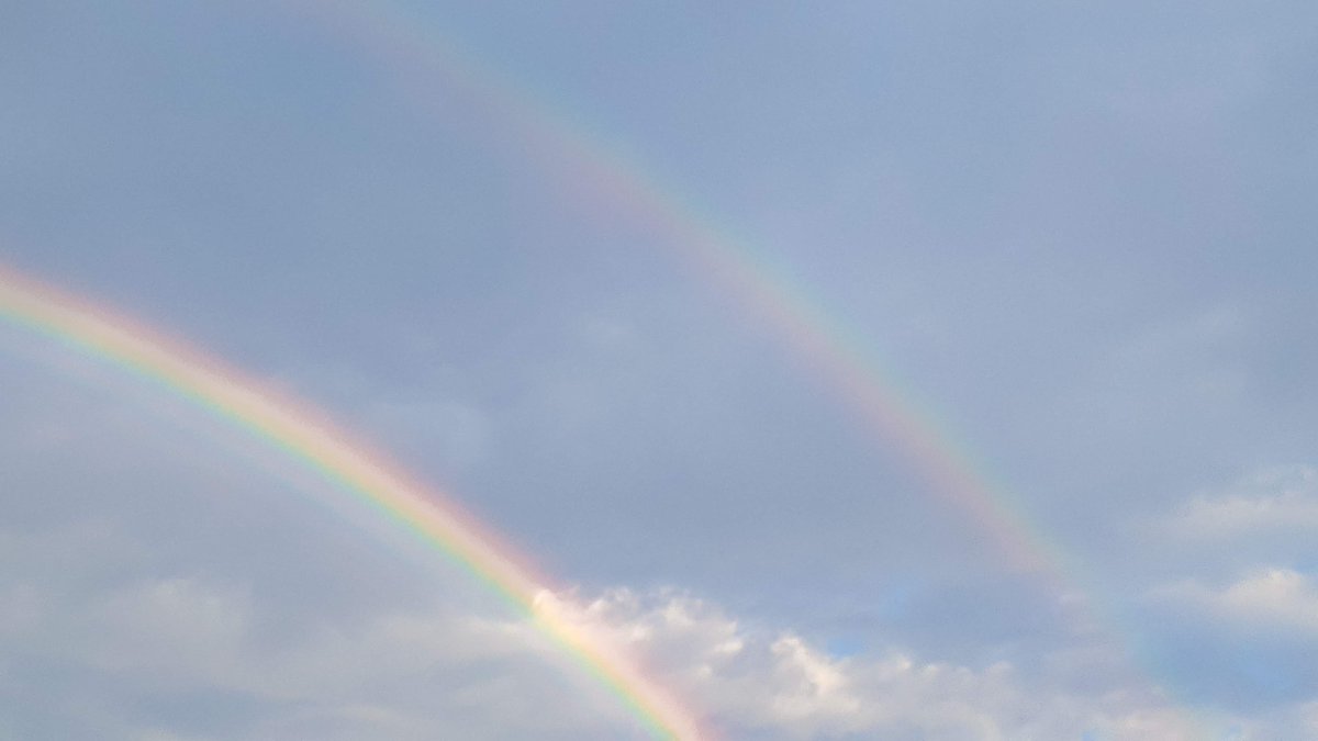 chitake_udonEX's tweet photo. 先週の土曜日の話ですが、雨後に主虹、副虹、過剰虹の欲張りセットが発生していました
1枚めはノーマル、2枚めはコントラスト等調整して過剰虹をわかりやすくしたものです
コントラスト等を弄って初めて知りましたが、過剰虹って主虹の内側に複数現れてるんですね https://t.co/CDhUSxESx7