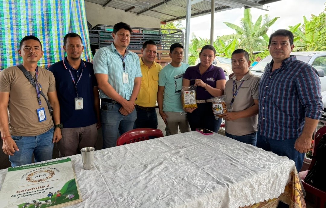 Agricultura_CZ4's tweet photo. #Manabí | Hoy participamos en la  socialización del portafolio de servicios que ofertamos a pequeños y medianos productores agropecuarios 🚜🌱🐄🌽🥘, dirigido a la Pre Asociación Agropecuaria Tierra Fértil del sitio El Moral del cantón #ElCarmen.
#GobiernoDelEcuador https://t.co/JwlvmqSkQT