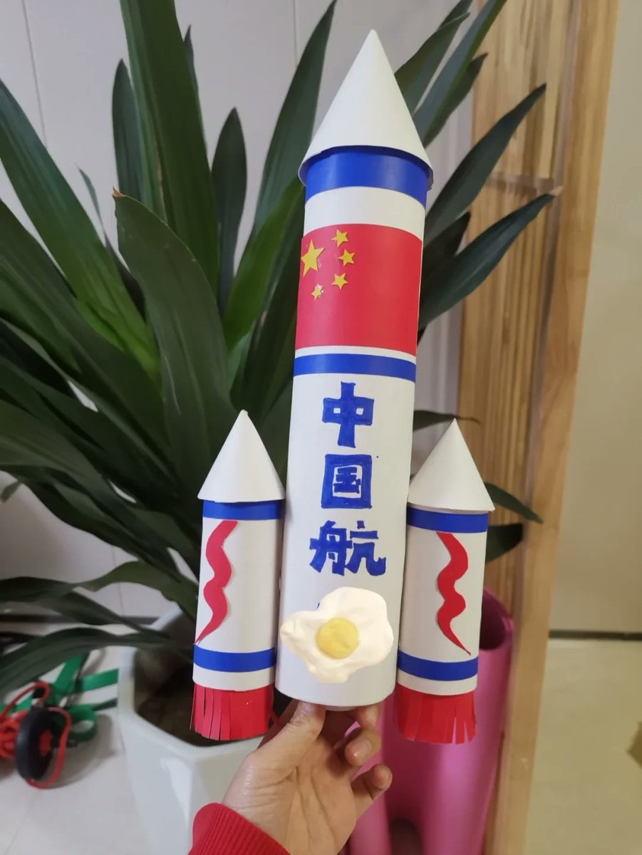 TrustVpb's tweet photo. [Today’s best 20 mins: Building a cardboard rocket with my 5-year-old, laughing when the box fell over u0026 making space noises together  #FamilyFun #DIYWithKids]， https://t.co/Z4yojCwdcr