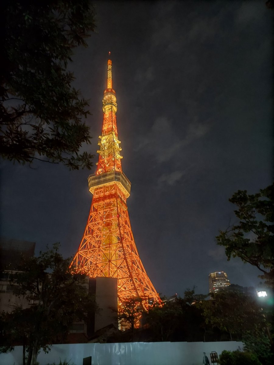 Asabust's tweet photo. 分かります。
これはあの公園から見上げた塔 https://t.co/yQ16HMaSYo