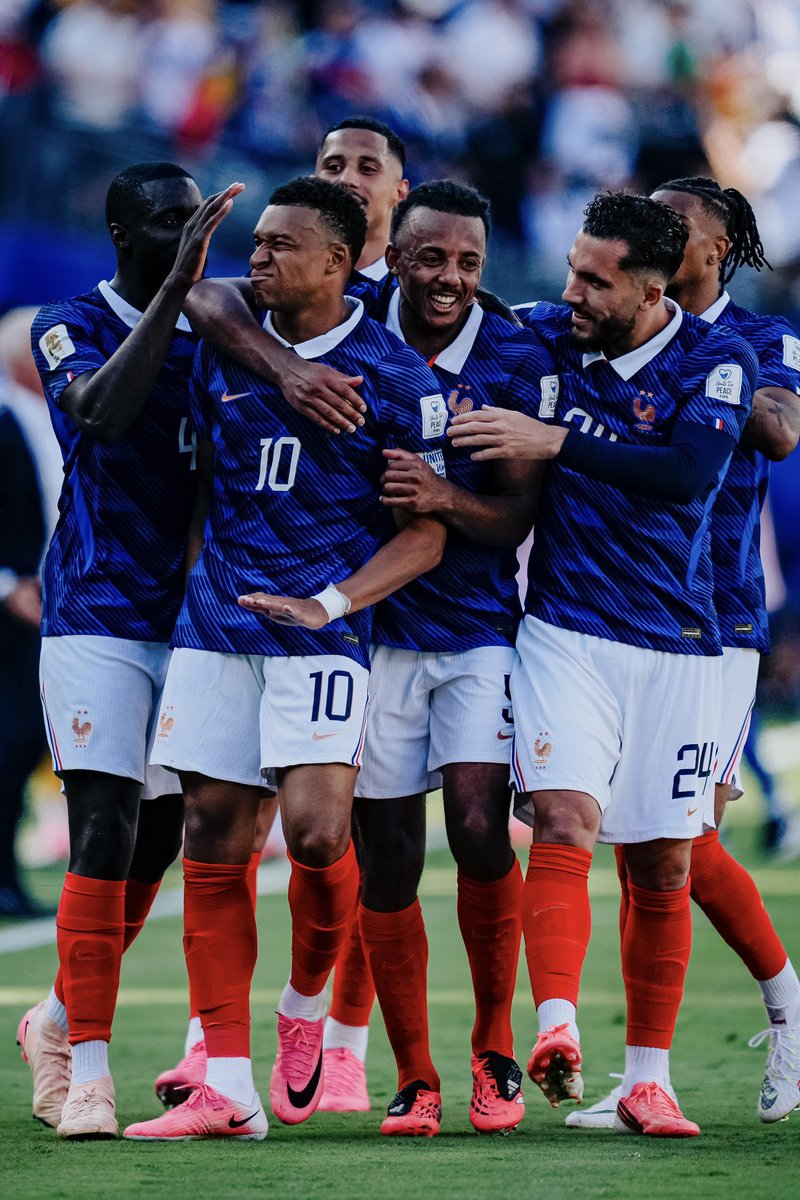 _BeFootball's tweet photo. 🚨 Il y aura AU MAXIMUM 2 OU 3 CHANGEMENTS dans la compo des Bleus face à l’Irak 🇮🇶 ! 🔄

(@CanalplusFoot / 📸 @equipedefrance) https://t.co/V6T48ezcD8