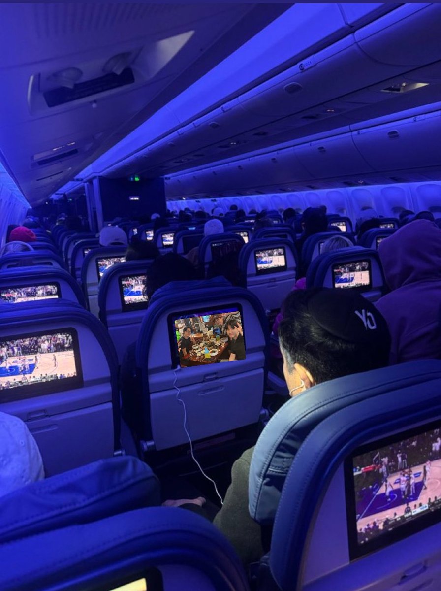 dujjonkyoong's tweet photo. whole plane watching the knicks game except for one dude looking at the recent cbx picture https://t.co/OafnPcWuvf