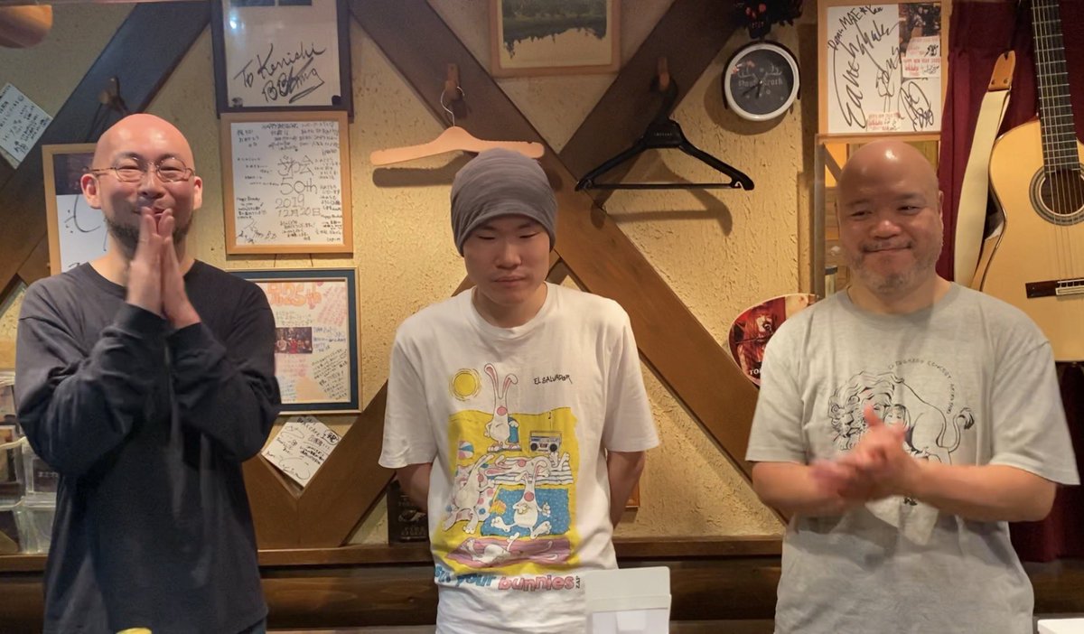 kamoshingo's tweet photo. 16日は長瀬ベアズカフェでした。
普段より少しリラックスしてた気もします。
知っている人が多いと安心も増えるのでしょう。
会場から、配信から聴いていただいた皆様ありがとうございました。
投げ銭もいつも感謝です…！
6月の演奏はこれにておしまい。
力蓄えましょう。 https://t.co/9YB6Nn0F3t