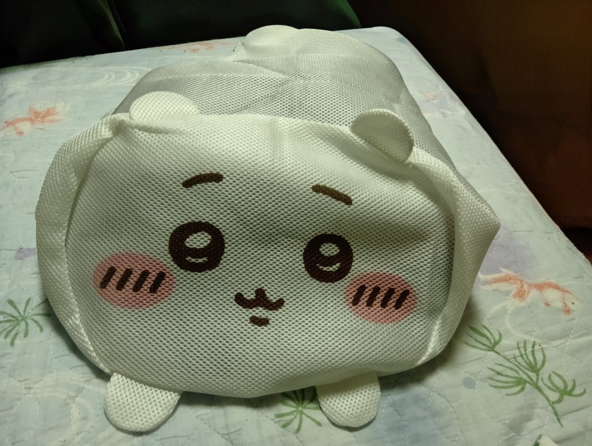 950317Emocion's tweet photo. ちいかわのランドリーネットだよー。
カワイイよぉぉ💕
実は私の前に別のをゲットしている人がいて。羨ましくて悔しくて。
店員さんに言って新しく出して置いてもらったの。
店員さんも驚く素早さで200円で取れたー。
バスタオルや他にも大型のものをこの子に入れて洗います。
洗いグマ忘れな草よ😉 https://t.co/kaEzL6xGoC