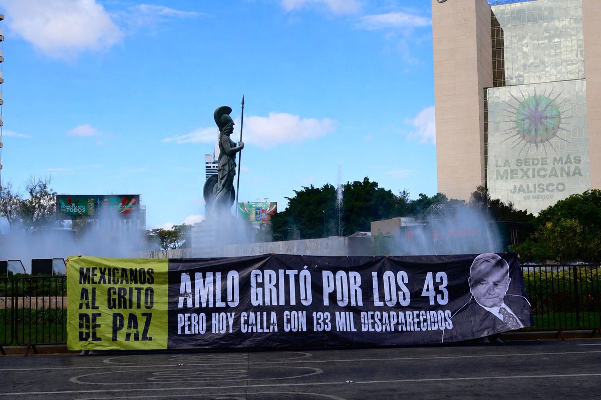 politicazmx's tweet photo. #ÚLTIMAHORA | 🔴 @mexicanosgritan RECIBEN A LOS AFICIONADOS EN GUADALAJARA ANTES DEL PARTIDO DE LA SELECCIÓN.

El ambiente del fútbol en Guadalajara se vio sacudido hoy por la cruda realidad del país. Mexicanos al grito de paz acusan que la anterior administración federal usó el dolor de la gente para ganar votos y hoy callan para mantener sus intereses. 

❌ "AMLO GRITÓ POR LOS 43, PERO HOY CALLA CON 133 MIL DESAPARECIDOS" ❌

@PartidoMorenaMx exprime la indignación social en campaña, promete justicia divina y, una vez sentados en la silla, se olvidan de las víctimas para proteger sus alianzas y su propia comodidad.