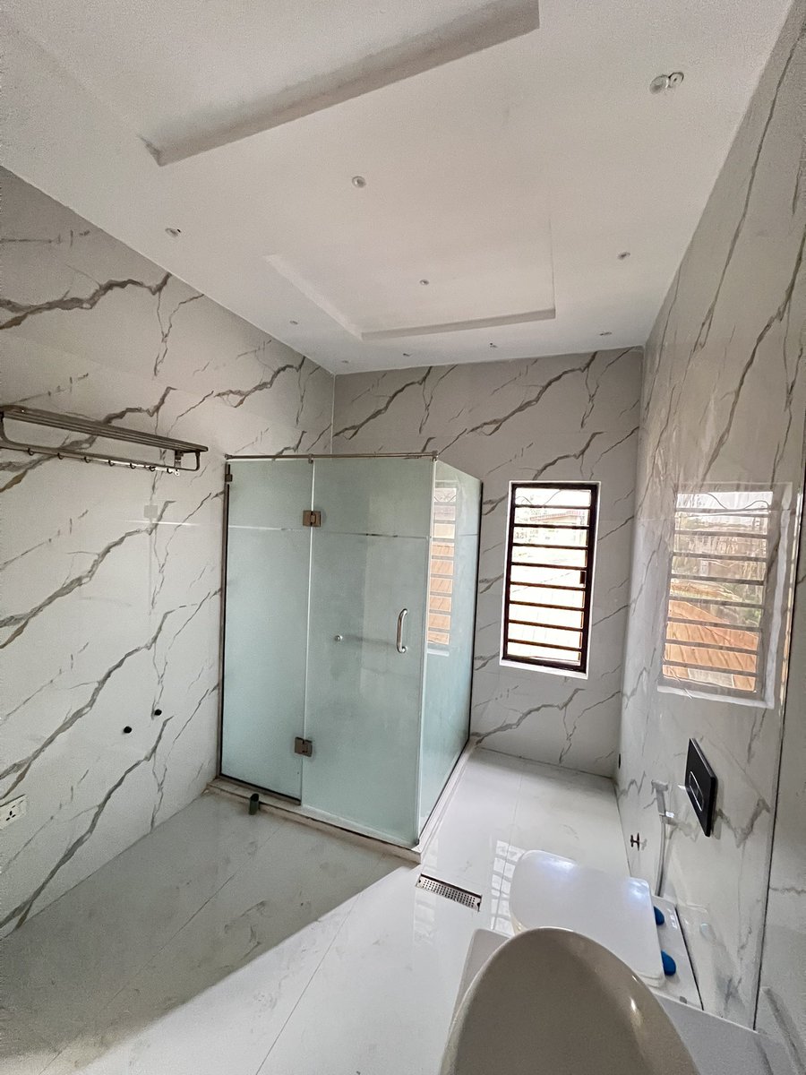 Hon_Jesugbemi's tweet photo. Lagos people can turn this big toilet to 3 bedroom no cap 😂💔 https://t.co/ll4f9iI3gu