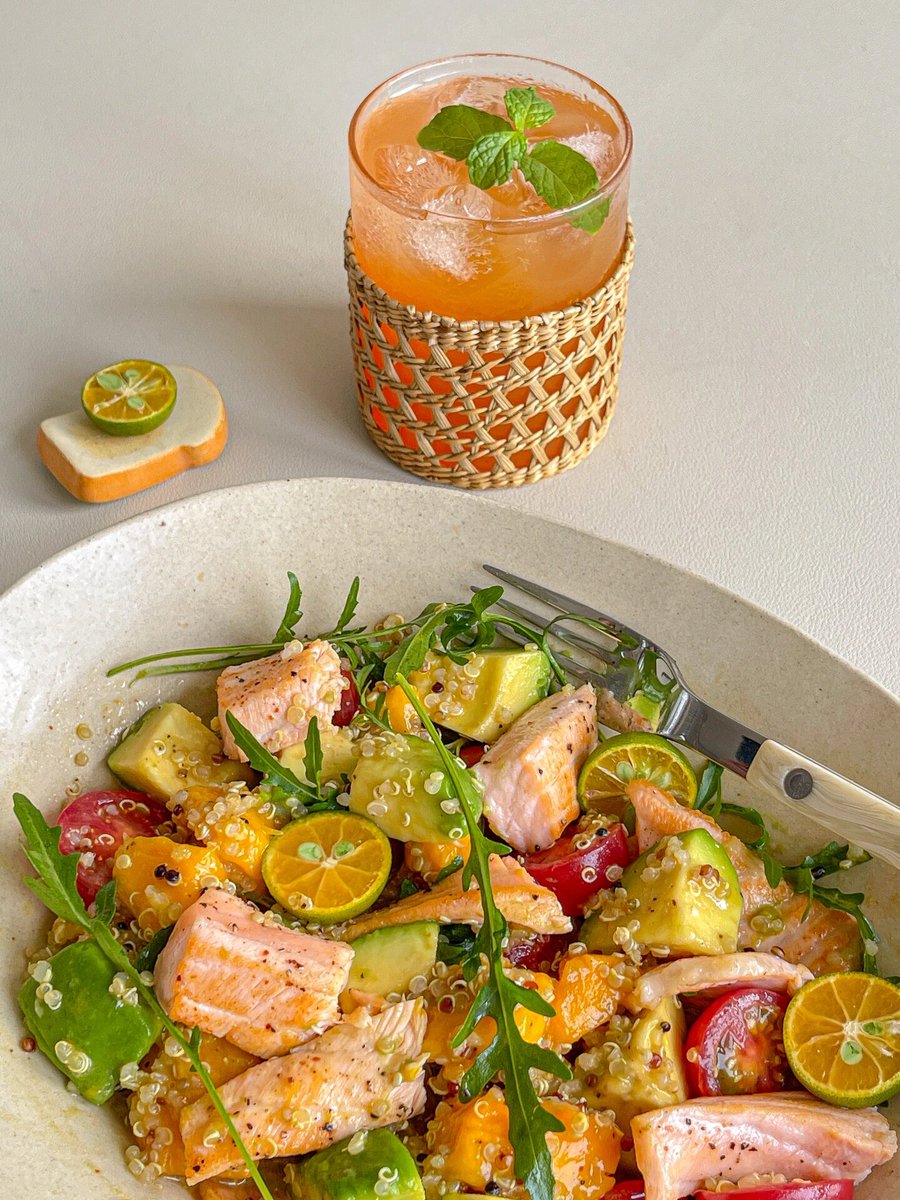 Nuthitme's tweet photo. Creamy avocado + roasted chicken salad, tossed with cherry tomatoes and quinoa. High in protein u0026 fiber, low in calories—perfect for a light yet satisfying lunch. Fuel your body right! https://t.co/DhMVnhIgYi