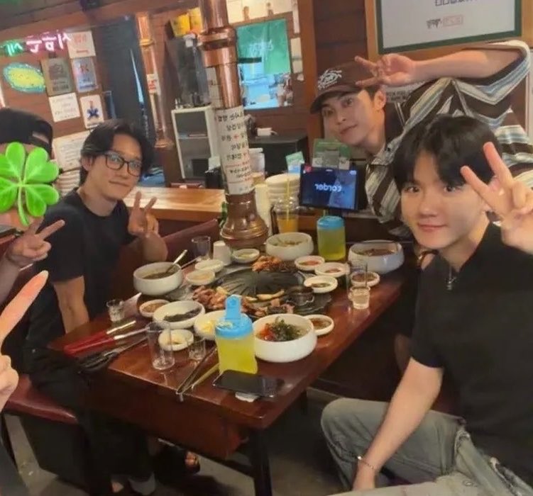 bhbrazil_'s tweet photo. Segundo relatos, #BAEKHYUN, Chen e Xiumin foram vistos em um restaurante em Apgujeong há dois dias. A foto aparentemente foi tirada por uma pessoa que trabalha no local.

© chowon_ie https://t.co/zXfy5nGCUC