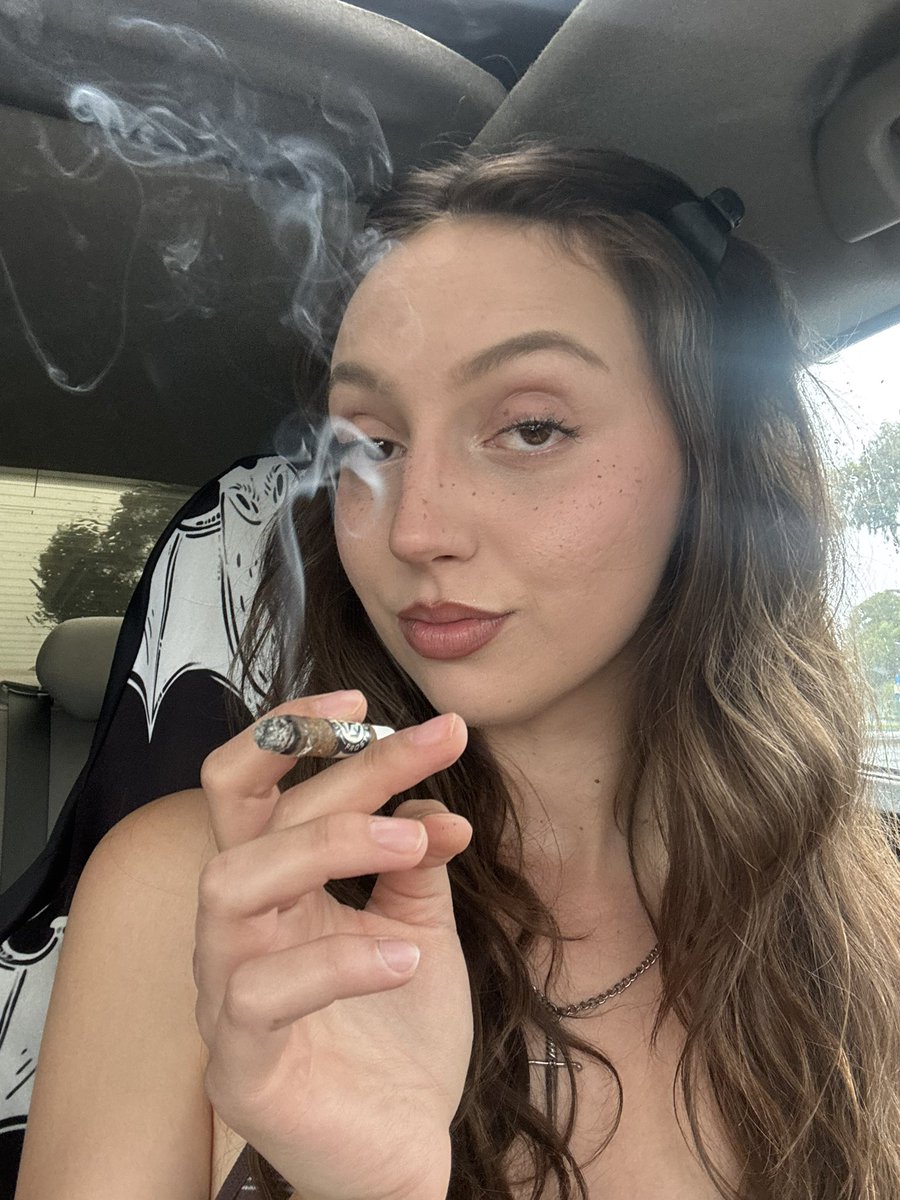 draculasthots's tweet photo. give it all up for meeeee https://t.co/xfjkCRs2bc